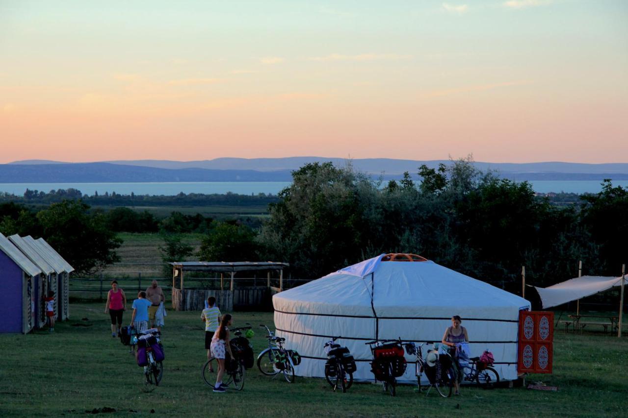 Dharma Horse Shelter Bungalows & Farmping Шіофок Екстер'єр фото