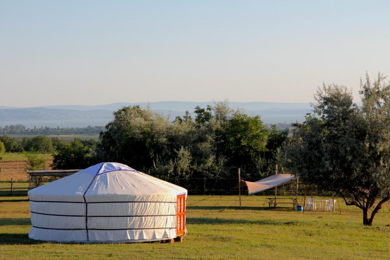 Dharma Horse Shelter Bungalows & Farmping Шіофок Екстер'єр фото