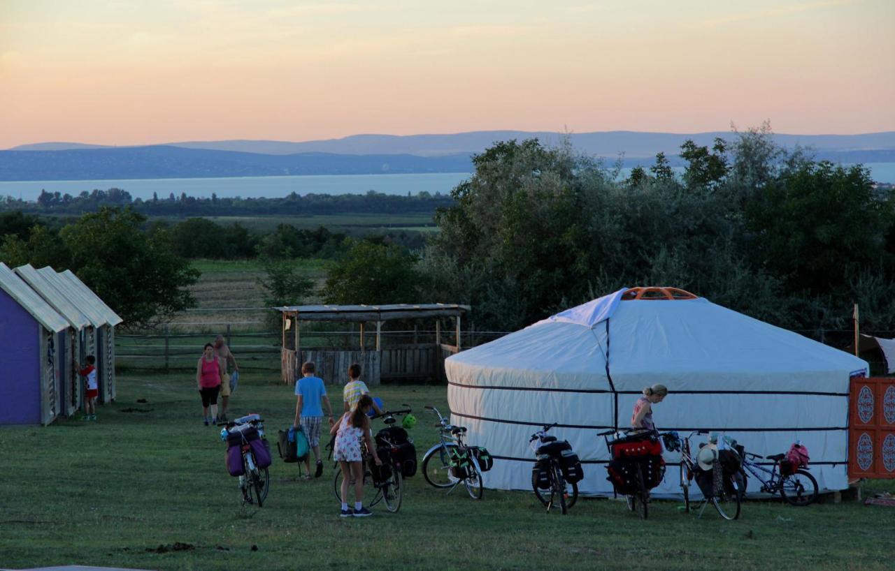 Dharma Horse Shelter Bungalows & Farmping Шіофок Екстер'єр фото